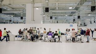 El Zendal recibe el primer autobús con 52 ucranianos procedentes de Cracovia