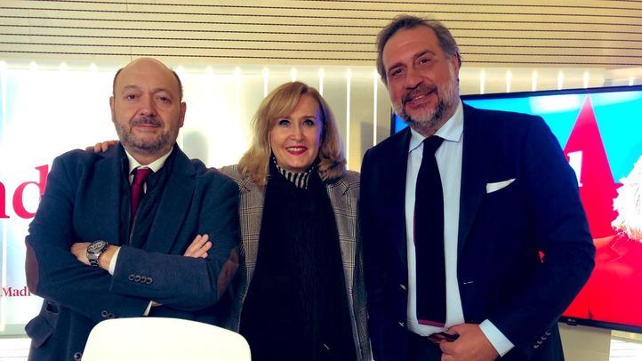 Constantino Mediavilla y Nieves Herrero junto al entrevistado Ángel Asensio, presidente de la Cámara de Comercio de Madrid