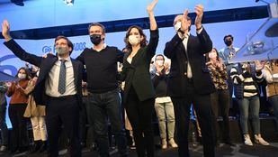 Ayuso y Almeida escoltan a Feijóo en su presentación ante el PP madrileño