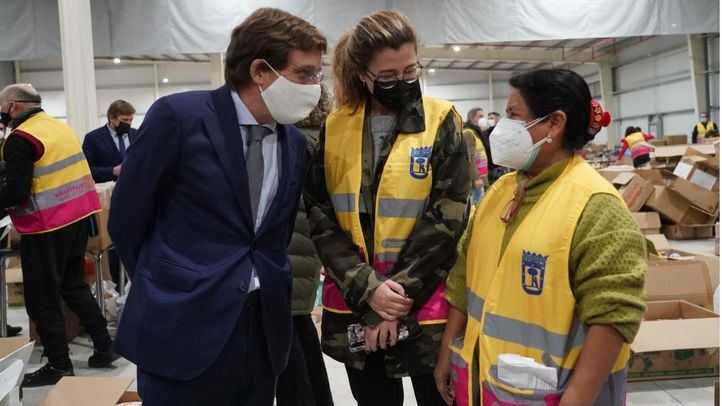 El alcalde de Madrid, José Luis Martínez-Almeida, acompañado por el ministro consejero de la Embajada de Ucrania en España, Dmytro Matiuschenko, y varios miembros del Gobierno municipal, visita el punto logístico de recogida de ayuda humanitaria para