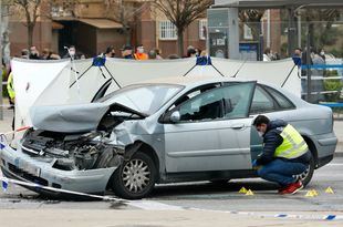 Coche tiroteado.