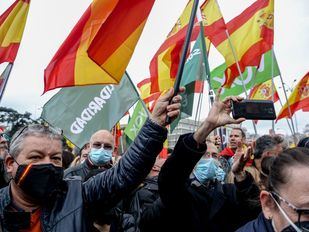 Vox congrega en Cibeles a miles de manifestantes contra la subida de los precios