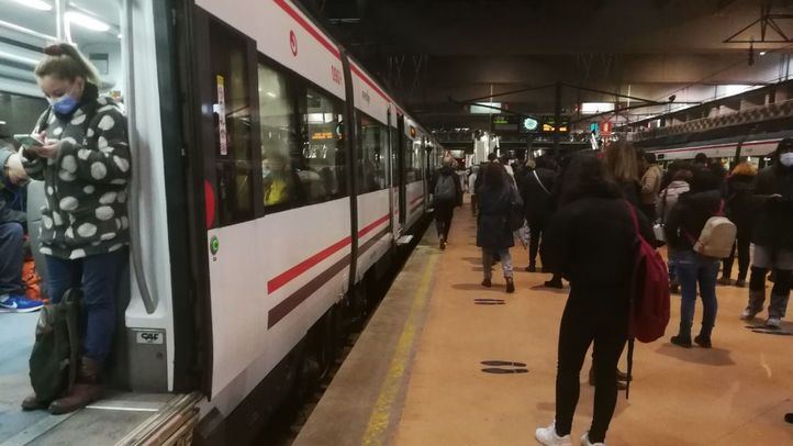 Andenes repletos de viajeros en la estación de Atocha por los retrasos en el Cercanías