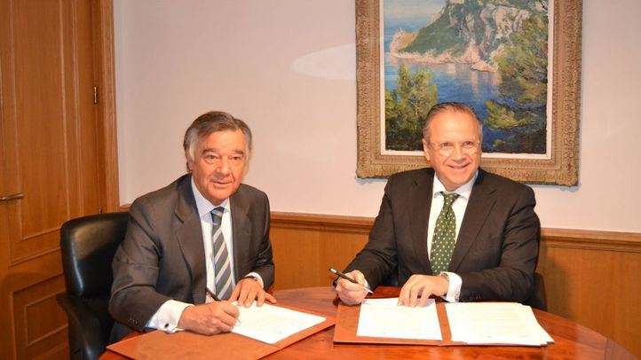Presidente en funciones del COFM, Luis González Díez, y el vicepresidente de Iberdrola en España, Antonio Miguel Carmona, durante la firma del convenio
