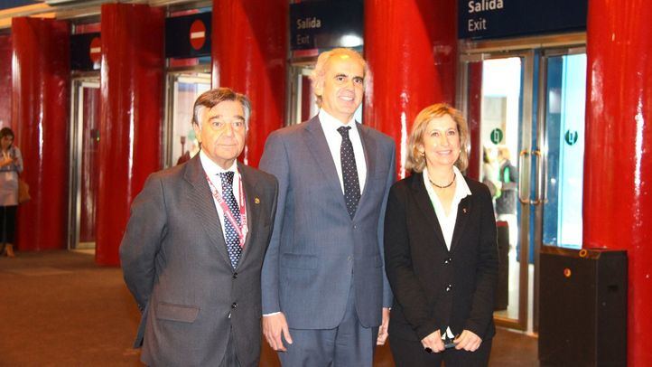 Luis González Díez, Enrique Ruiz Escudero y Núria Bosch Sagrera, vicepresidenta del COF de Barcelona, durante la inauguración de Infarma Madrid 2018