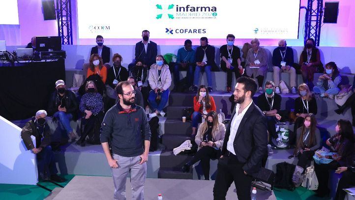 Sala Exponews con aforo completo durante la ponencia de Guillermo Martín (Farmaenfurecida) y Jorge Ligero