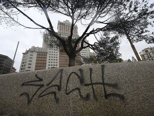 La nueva Plaza de España se llena de grafitis apenas cuatro meses después de su reapertura