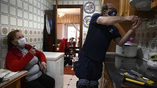 Colocar asideros, pintar o cambiar suelos: así repara el SAD las casas de los mayores