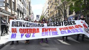 Manifestantes marchan contra la guerra en Ucrania