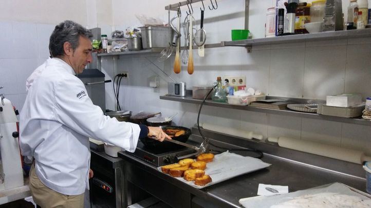 Pastelero haciendo torrijas