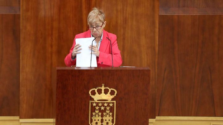 La diputada del PSOE María Carmen López Ruiz habla desde el atril durante un debate del Pleno de la Asamblea de Madrid, a 11 de noviembre de 2021