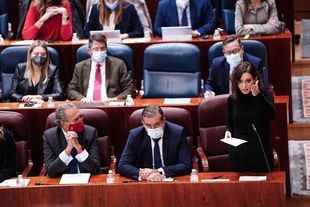 Ayuso obvia a Almeida y desoye a Feijóo al mantener la confrontación