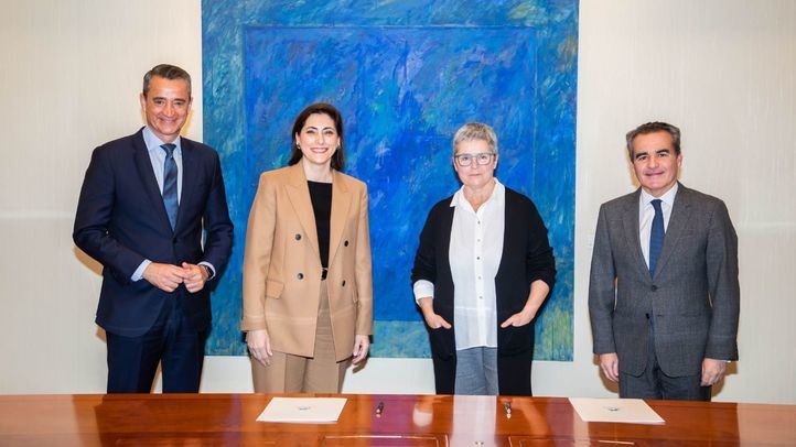 De izquierda a derecha, Juan Luis Vidal ,director territorial de CaixaBank en Madrid Sur, Maria Luisa Martínez Gistau, directora de Comunicación y Relaciones Institucionales de CaixaBank , Eva Orúe, directora de la Feria del Libro de Madrid y Rafael Herrador, director territorial de CaixaBank en Madrid en Madrid Metropolitana