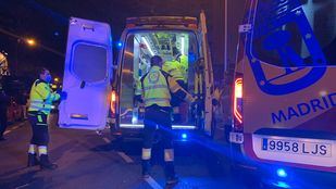 A la fuga tras atropellar a tres jóvenes en La Latina