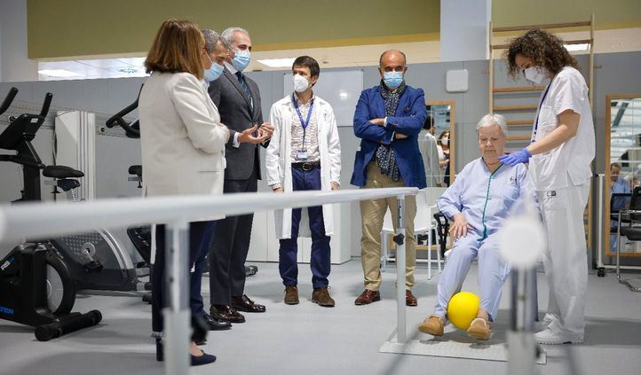 Enrique Ruiz Escudero, consejero de Sanidad, visita la Unidad de Rehabilitación Funcional del Hospital Isabel Zendal