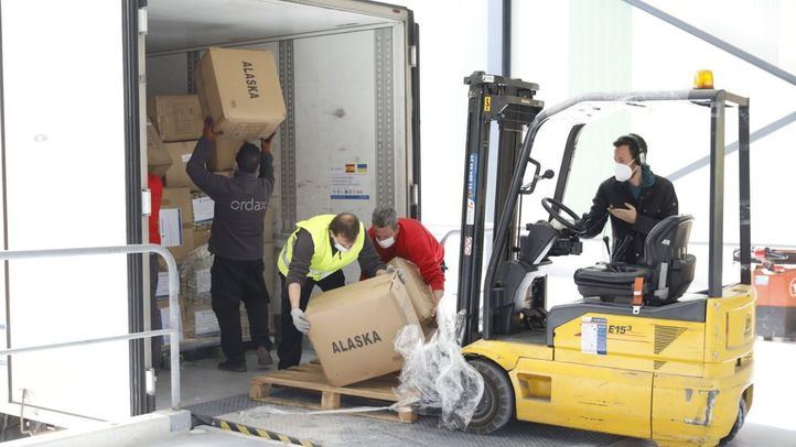 Carga de los camiones que llevarán la ayuda humanitaria desde el Almacén de la Villa hasta Ucrania.