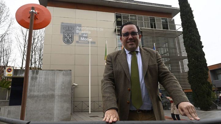 El alcalde de Boadilla del Monte, Javier Úbeda, a las puertas del Ayuntamiento.