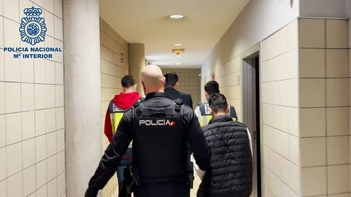 Agentes trasladan a los dos arrestados en Móstoles