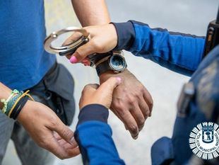 Detenido un joven que atacó a su padrastro con un cuchillo en Carabanchel