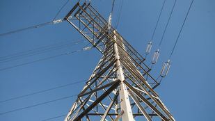 El precio de la luz marca su mínimo de 2022 este domingo: 111 euros el MWh
