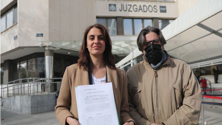 La portavoz de Más Madrid en el Ayuntamiento de Madrid, Rita Maestre, junto al concejal madrileño, Miguel Montejo, muestra la documentación que va presentar a su llegada a los Juzgados de Plaza Castilla.