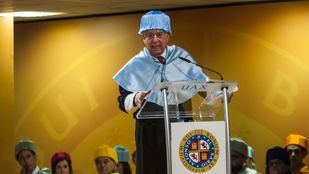 Vargas Llosa, ingresado con Covid en una clínica de Madrid