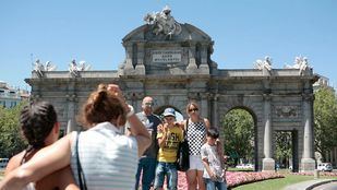 Turistas en la Puerta de Alcalá