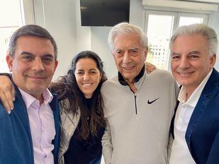Vargas Llosa recibe el alta hospitalaria tras varios días ingresado por Covid