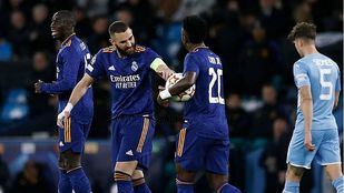 El Madrid sale medio vivo de Manchester tras superar los bombardeos del City (4-3)