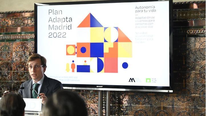 El alcalde de Madrid, José Luis Martínez-Almeida, junto al concejal delegado de Vivienda, Álvaro González, presenta el Plan Adapta Madrid 2022.