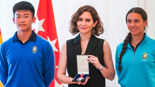 La presidenta regional recibe la Medalla al Mérito en Golf de la Federación de Golf de Madrid