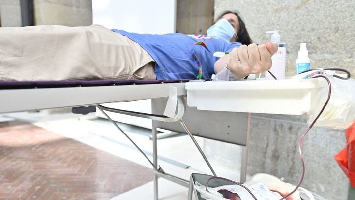 Mujer donando sangre en una de las campañas de donación en la Puerta del Sol