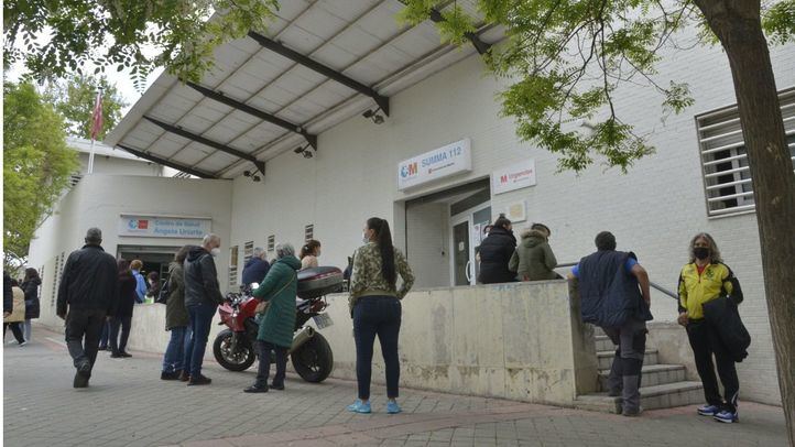 Colas de gente a las puertas de un centro de salud durante la sexta ola de la pandemia