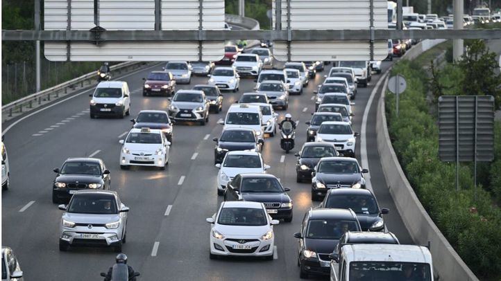 Foto de archivo de un atasco en una de las principales vías de Madrid