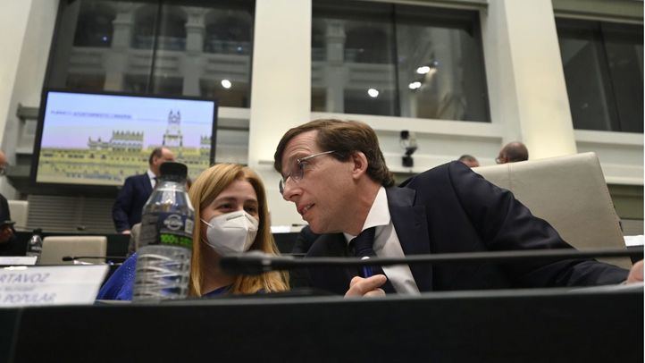 La portavoz del Gobierno municipal, Inmaculada Sanz, y el alcalde, José Luis Martínez-Almeida, en el Pleno.