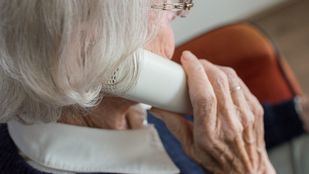 Madrid habilita un teléfono gratuito para atender a los mayores en sus gestiones