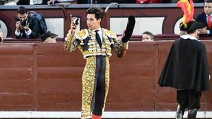 Primera oreja y primera cornada para Álvaro Lorenzo