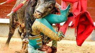 Cornada grave para Arturo Gilio en un festejo en el que la terna desaprovechó un encastado encierro de Los Maños