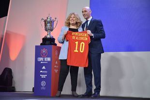La alcaldesa de Alcorcón y el presidente de la RFEF en el sorteo de la Copa de la Reina