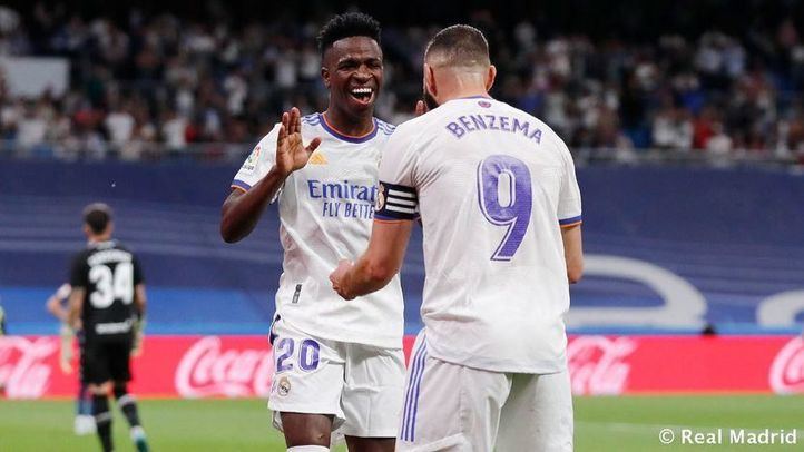 Vinicius y Benzema celebran un gol