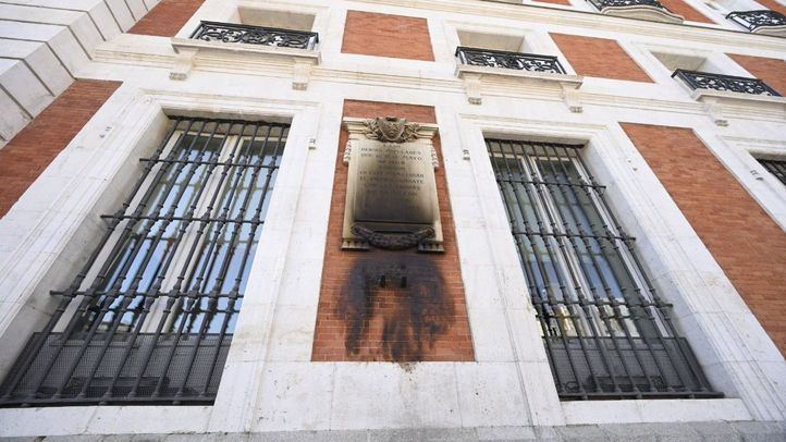 Quemada la corona y la placa a los Héroes del Dos de Mayo