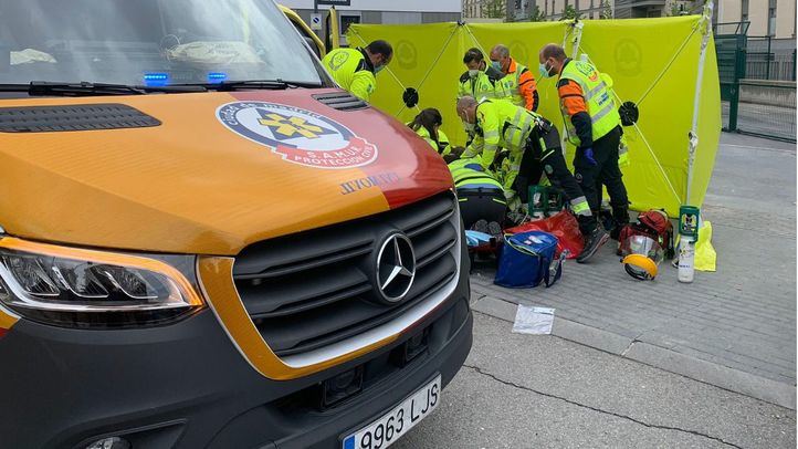 Samur atiende a un apuñalado en Villaverde (foto de archivo)