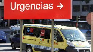 Ambulancia del Summa y cartel de urgencias de un hospital