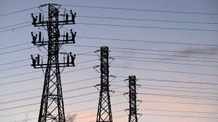 El precio de la electricidad cae un tercio este domingo
