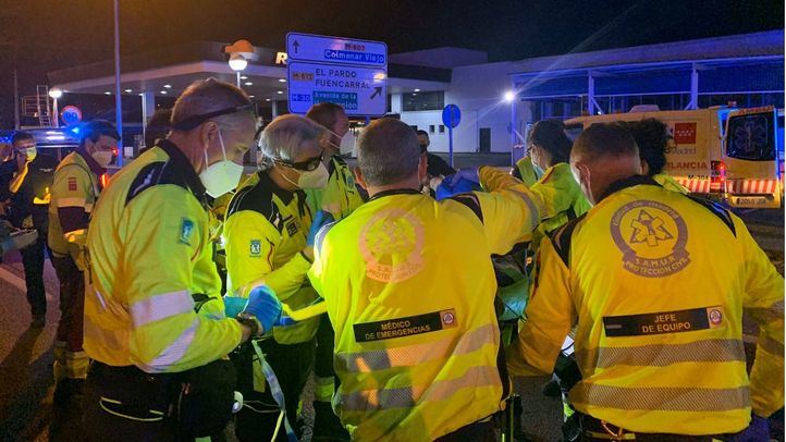 Samur-PC atiende a un joven herido tras un accidente de moto.