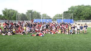 Los Classic All Blacks, con l os alumnos de las escuelas de rugby