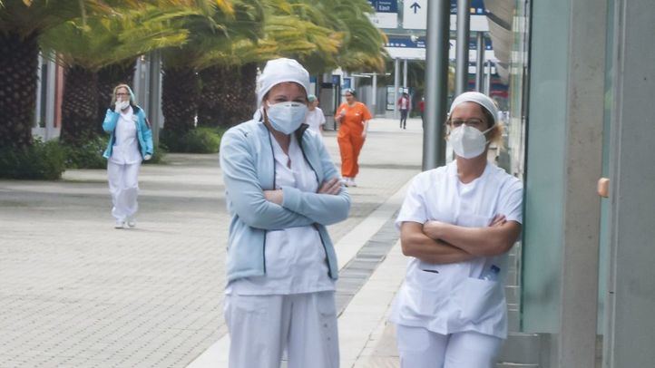 Foto de archivo de dos sanitarias en Ifema
