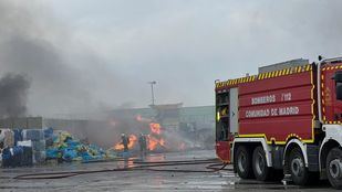 Extinguido el incendio en una planta de reciclaje en Arganda del Rey