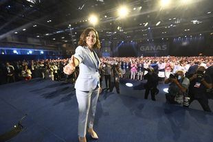 Ayuso promete luchar contra el sanchismo y pide perdón a su familia