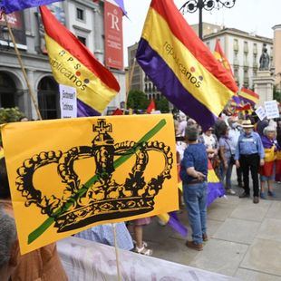 Republicanos se concentran frente al Teatro Real contra la vuelta del emérito